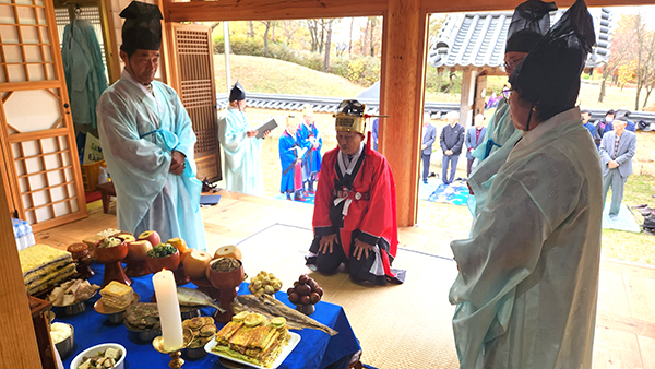 충암 김정 선생 탄신을 맞아 석천암에서 관계자들이 숭모제를 올리고 있다.