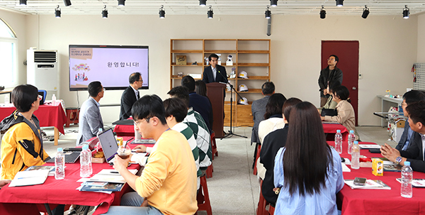 지역민과 상생하는 청년마을 문화를 만들기 위한 방안을 모색하는 청년주거 민간멘토단 컨퍼런스가 회인면 청년마을에서 청년마을 대표자들과 지자체 관계자 등이 참석한 가운데 진행됐다.