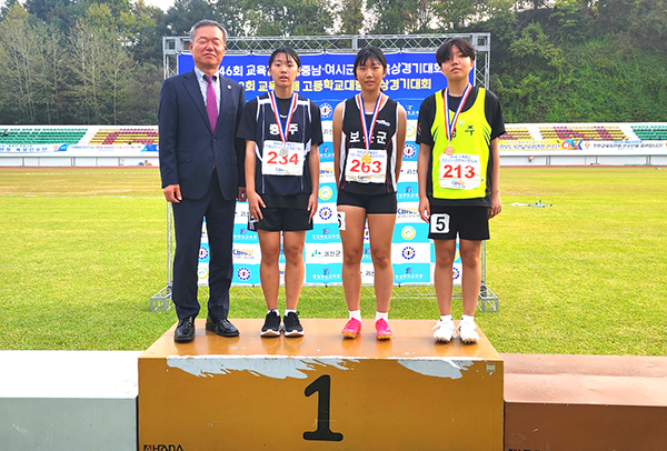 금메달을 목에 건 400m 박가은 학생이 임공묵 교육장과 함께 긴며사진을 찍고 있다.