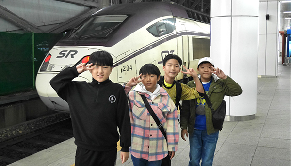 수학여행을 떠난 수정초 학생들이 대전역에서 고속열차를 타기 전 인증 퍼포먼스를 펼치고 있다.