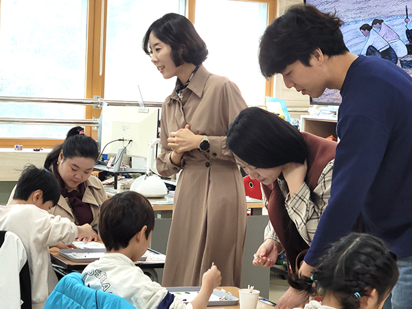 학교를 방문한 수한초 학부모들이 자녀들의 수업에 함께 참여해 흐믓한 미소를 짓고 있다.