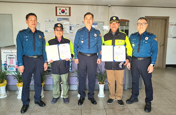 (왼쪽부터) 조중돈 여성청소년계장, 아동안전지킴이 박창규씨, 김용원 경찰서장 , 아동안전지킴이 이형제씨, 이재철 삼승파출소장.