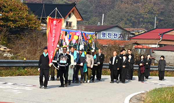 발산리 주민들이 영면에든 임정빈 할며니를 행여로 운구하고 있다.