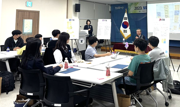 보은군학생참여위원들이 임공묵 교육장과 탄소중립 실천에 대한 토론에 열중하고 있다.