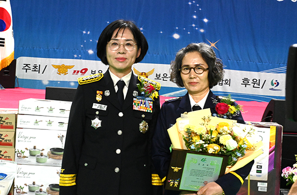 황미경 속리산여성의용소방대장이 김혜숙 소방서장으로부터 도지사상을 받고 이를 기념하고 있다.