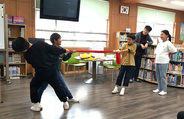 보은지역 청소년들이 보은군청소년상담복지센터 프로그램인 ‘심리역할극’을 펼치고 있다.