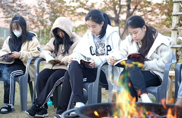 보덕중 학생들이 따뜻하게 불을 피워놓고 독서에 빠져있다.