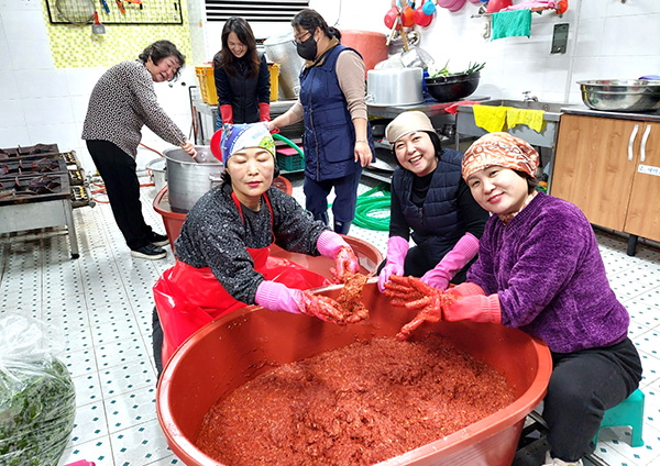 부녀적십자 봉사원들이 김장을담기전 양념을 만들고 있다.