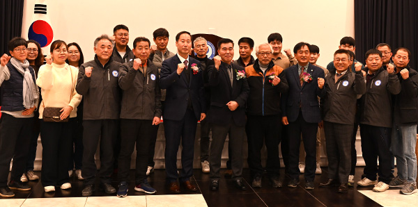 보은군당구연맹 창단식에 참여한 회원과 내빈이 화합과 발전의지를 다지고 있다.