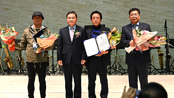 감사패(강준혁)와 공로상(변승빈, 장안규)을 수상한 이들이 황인학 회장과 이름 기념하고 있다.