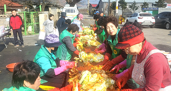 보은군새마을회 회원들이 어려운 이웃들에게 전달할 김장김치를 담느라 바쁘게 움직이고 있다.