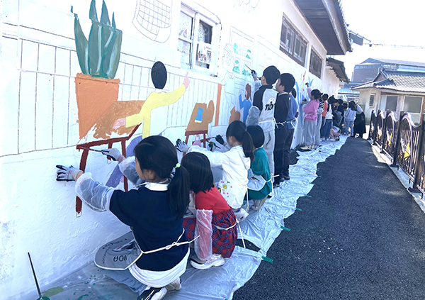 동광초 학생들이 학교길 한켠에 예쁜 벽화를 그러넣고 있다.