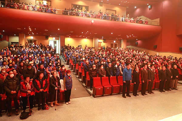 지난 4일 보은군 노인일자리 및 사회활동지업사업 참여자 한마음대회가 열린 보은문화예술회관.