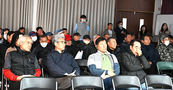 장안면 주민들이 가축분뇨처리시설 사업장 설치 사업계획 설명을 심각한 표정으로 듣고 있다.