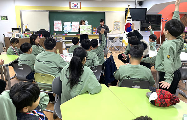 내북초 학생들이 ‘겨울빛 Happy Day’행사를 펼치며 2023년을 마무리하고 있다.