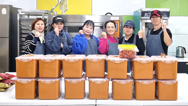 보은군 학교학부모연합회 회원들이 정성껏 만든 반찬 전달에 나서고 있다.