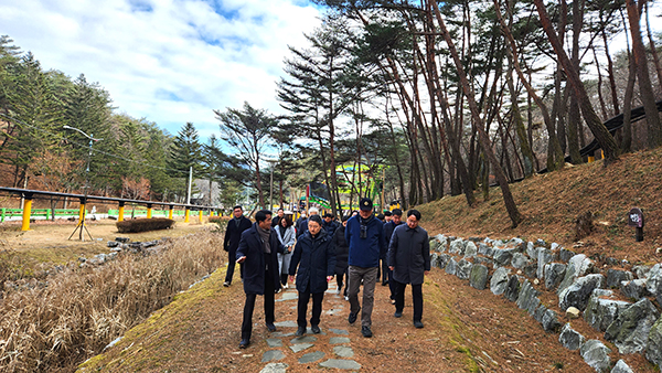 지난 11월 8일 국가숲길로 지정된 속리산둘레길 솔향공원에서 기념행사 후 참석자들이 스카이바이크 숲길을 걷고 있다. /제공 보은군