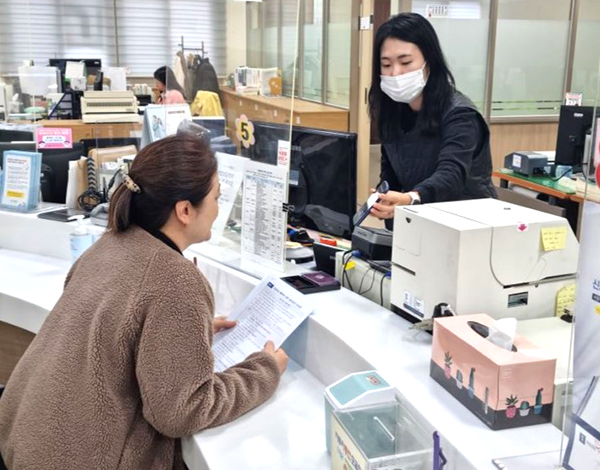 보은군이 외국인 민원인을 위해 인공지능 통번역기를 운영하고 있다. 보은군청 민원실에 비치된 인공지능 통번역기를 활용해 외국인이 민원을 보는 모습. /제공 보은군