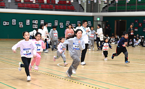 아이들이 힘차게 달리며 희망 가득한 미래를 예고하고 있다.