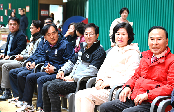 정해자 위원장과 내빈들이 행사를 축하하고 있다.