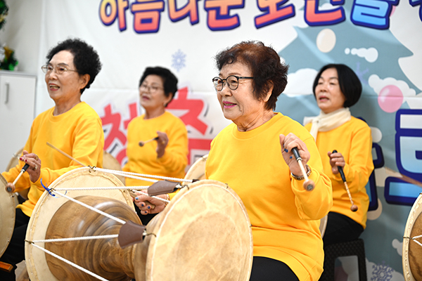 실버복지관 얼신들이 평소 배운 장구를 두드리며 실력을 자랑하고 있다.