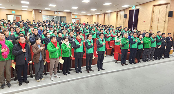 보은군 새마을지도자 대회에서 참석자들이 식전 행사로 국기에 대한 경례를 하고 있다.