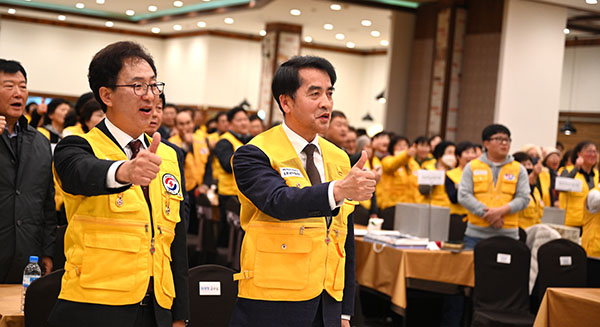 최재형 군수와 최부림 의장을 비롯한 참가자들이 “당신이! 최고야!!”를 외치며 엄지를 치켜세우고 있다.