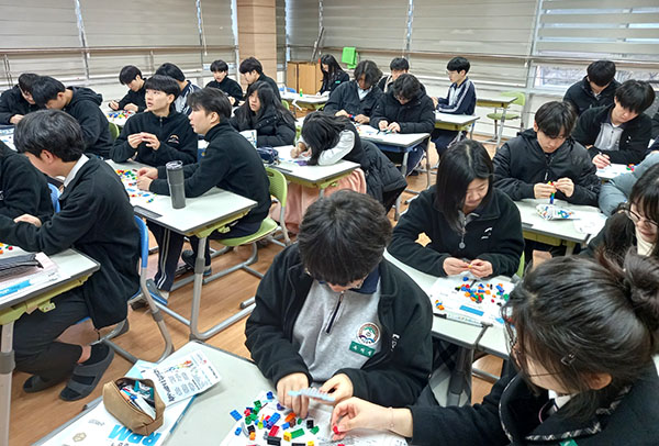 속리산중 학생들이 상품제작을 제작하며 체험활동을 하고 있다.