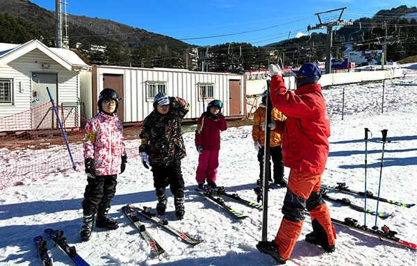 수한초 학생들이 용평 스키장을 찾아 스키의 기본자세를 지도받고 있다.