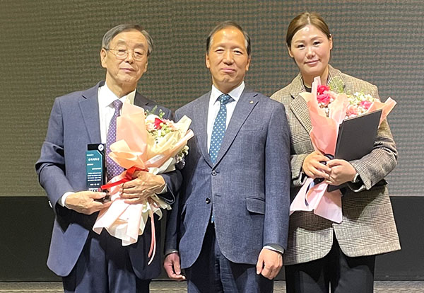 우수지도자상을 수상한 서미경 지도자와  공로상을 수상한 정창원 보은군궁도협회장이 윤갑진 보은군체육회장과 이를 기념하고 있다.