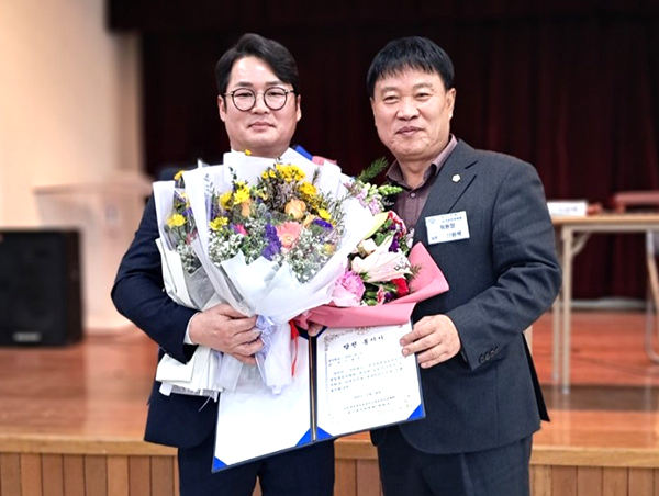 이형석 부회장이 한농연충북연합회 선거관리위원장으로부터 당선증을 받고 있다.