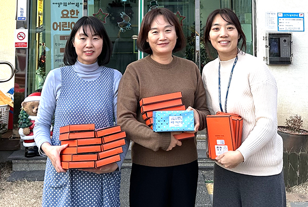 이미진 경위(사진 오른쪽)가 요한어린이집 김태은 원장(중앙)에게 선물을 전달하고 있다.