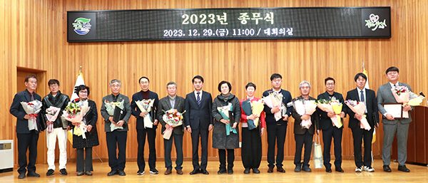 2023년 보은지역 발전에 공헌한 유공자들이 표창 수상 후 기념촬영을 하고 있다.