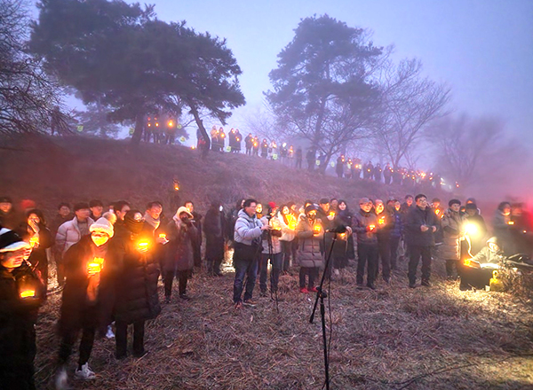 삼년산성에 오른 주민들이 꿈이 이뤄지는 한해를 기원하고 있다.