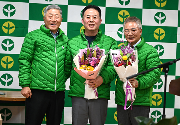 (좌로부터) 황선영 새마을 회장과 고정식 이임회장이 김원경 회장의 취임을 축하하며 활짝 웃고 있다.