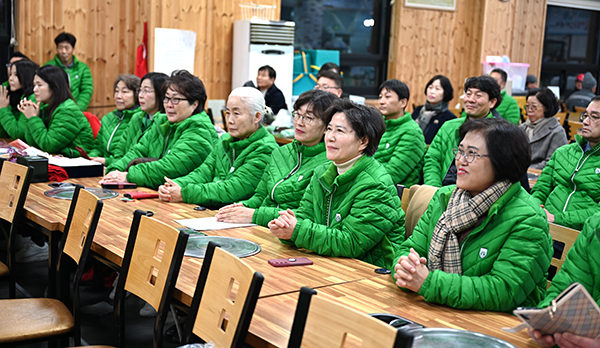 직장새마을운동보은군협의회원들이 이·취임을 축하하고 있다.