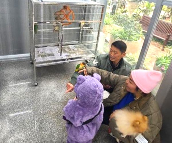 보은군 속리산휴양사업소가 운영 관리하는 식물원 관상조류 체험관에서 아이와 부모가 같이 먹이주기 체험을 하고 있다. /제공 속리산휴양사업소