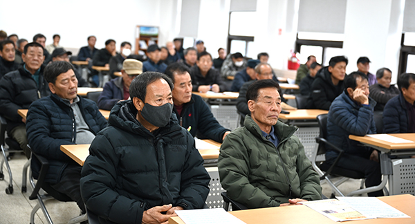 쌀전업농 회원들이 김상호 회장의 말에 귀를 기울이고 있다.
