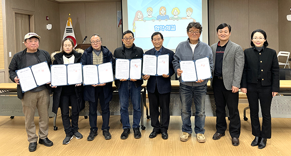 보은신활력플러스사업 추진단이 12팀을 선정 액션그룹 육성발굴 및 단계별학교 2단계 지원을 위한 협약을 체결했다. /제공 보은신활력플러스사업 추진단