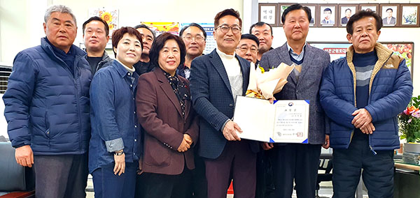 국립농산물품질관리원 충북지원 보은사무소 이종택 소장은 지난 15일 대추연합회 사무실을 방문해 보은군 대표특산물인 보은대추 산업 발전 및 보은군 발전에 기여한 유재절 회장에게 농림축산식품부 장관 표창과 꽃다발을 전달했다. /제공 보은군