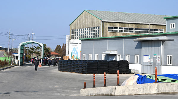 장안면 주민들이 논산계룡축협 가축분뇨처리시설을 방문해 곳곳을 살펴보고 있다.