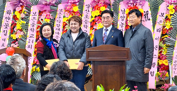 정영원 이임회장이 자신과 함께해온 역대 사무국장들을 소개하고 있다.