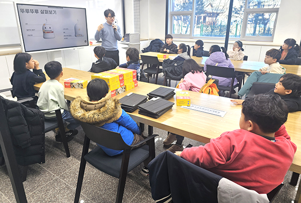 남부3군 초등학교 학생들이 코딩파티를 통해 뚜루뚜루 로봇을 알아보고 있다.