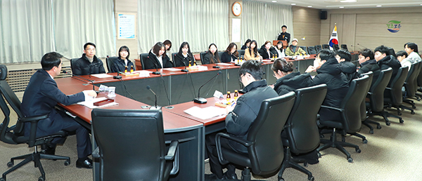 4년 만에 중학생 미국 선진문화체험을 재개하는 보은군이 학생들과 간담회를 갖고 있다. /제공 보은군