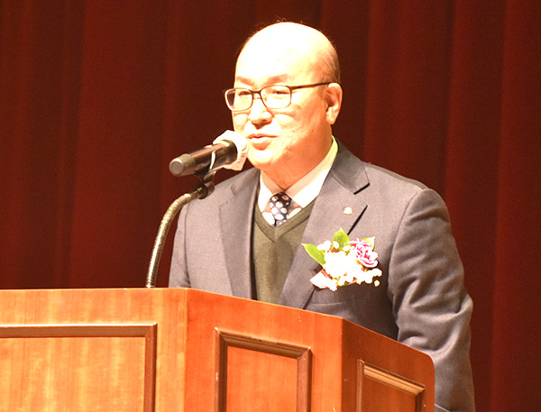 보은새마을금고 박치수 이사장이 정기총회장을 찾은 금고 회원들에게 인사를 하고 있다.