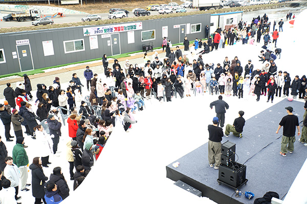 보은군이 겨울철 아동들을 위해 마련한 썰매장에서 문화공연이 열리고 있다.