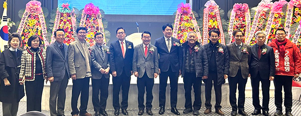 정우택 국회부의장, 천범산 부교육감, 안남호 보은부군수가 최현호 회장을 비롯한 회원들과 기념촬영을 하고 있다.