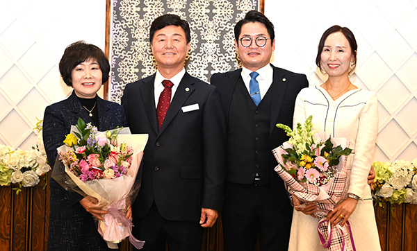 박장호 취임 회장과 이형석 이임 회장 부부가 서로의 발전을 기원하고 있다.