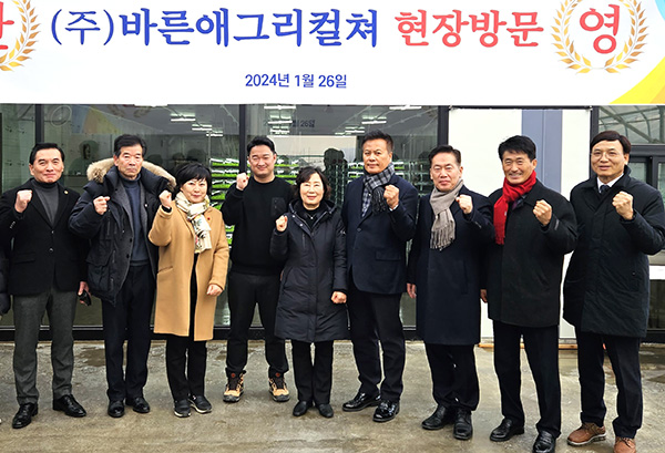 박경숙 산업경제위원장(사진 중앙)이 스마트팜 선도농가인 (주)바른애그리컬쳐를 현장방문하고 있다.