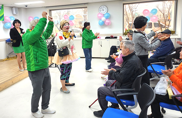 직장새마을회 회원들이 조윤희의 품바공연에 흥을 돋구고 있다.